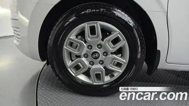 Hyundai Staria 2025 — Photo 26/30