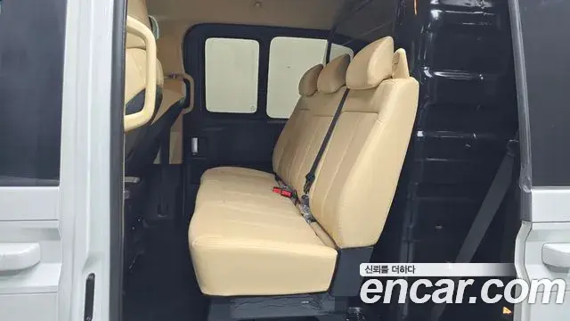 Hyundai Staria 2025 — Photo 27/30