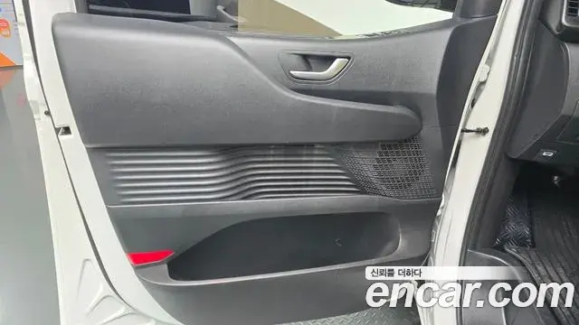 Hyundai Staria 2025 — Photo 29/30