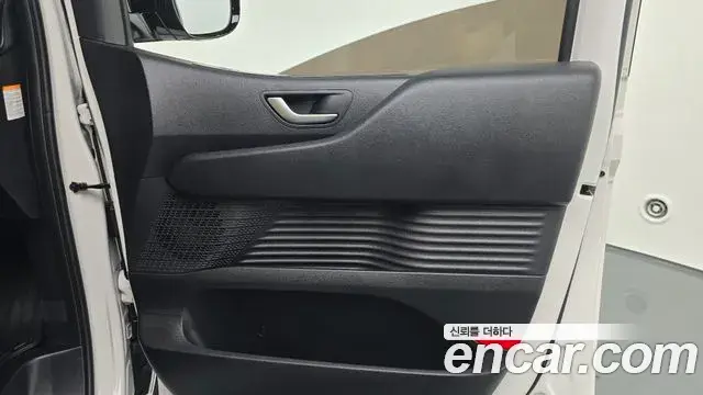 Hyundai Staria 2025 — Photo 9/30