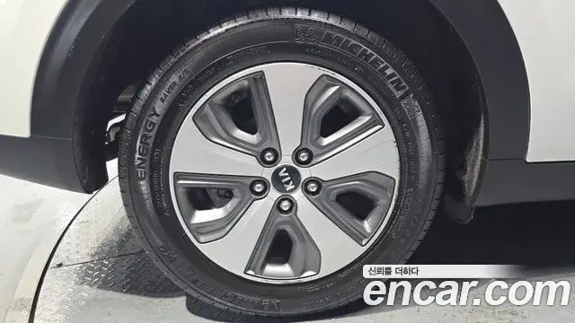 Kia Niro 2020 — ფოტო 22/30