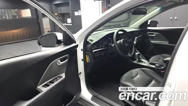 Kia Niro 2020 — ფოტო 8/30