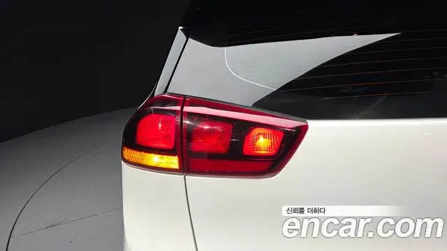 Kia Niro 2020 — ფოტო 7/30