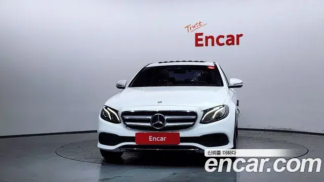 Mercedes-Benz E-Class 2018 — Photo 10/20