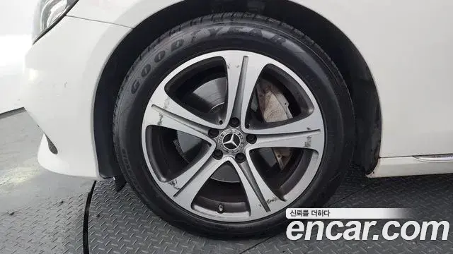 Mercedes-Benz E-Class 2018 — Photo 7/20