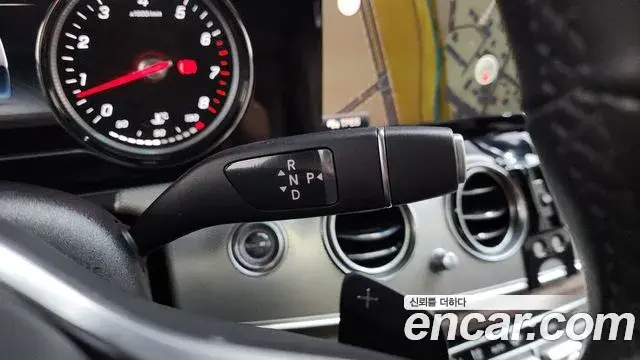 Mercedes-Benz E-Class 2018 — Photo 11/20