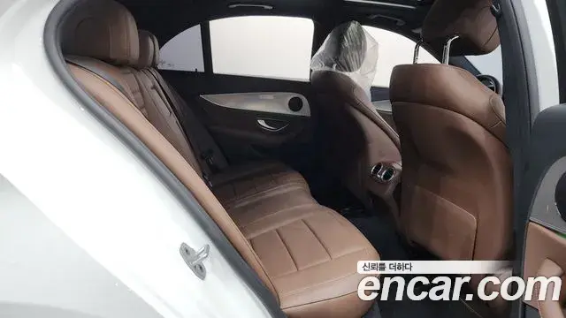 Mercedes-Benz E-Class 2018 — Photo 5/20