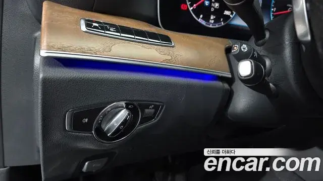 Mercedes-Benz E-Class 2018 — Фото 19/20