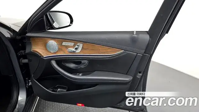 Mercedes-Benz E-Class 2018 — Photo 13/30