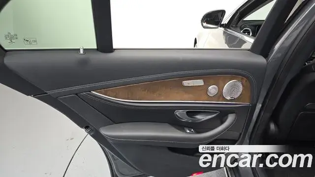 Mercedes-Benz E-Class 2018 — Photo 20/30