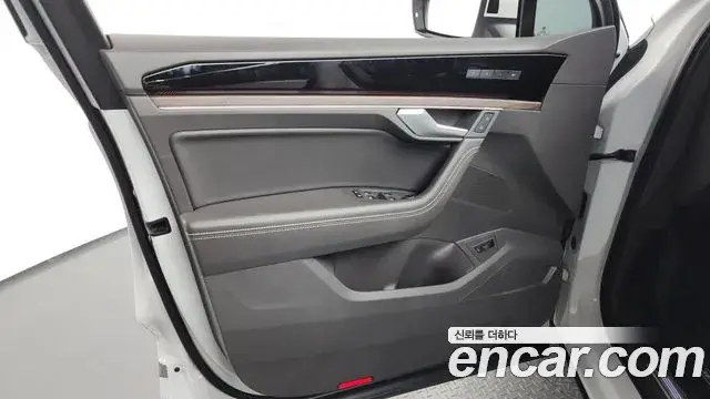 Volkswagen Touareg 2023 — Photo 31/36