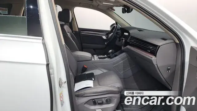 Volkswagen Touareg 2023 — Photo 34/36