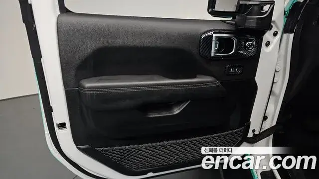 Jeep Wrangler 2021 — Şəkil 32/33