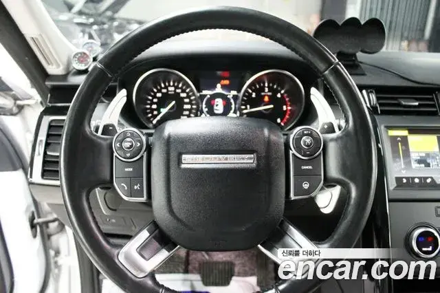 Land Rover Discovery 5 2018 — ფოტო 5/20