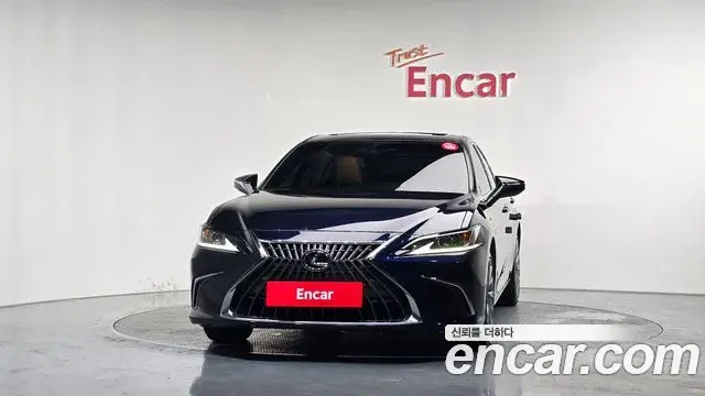 Lexus ES300h 2023 — ფოტო 25/33