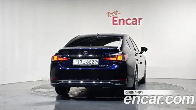 Lexus ES300h 2023 — ფოტო 22/33