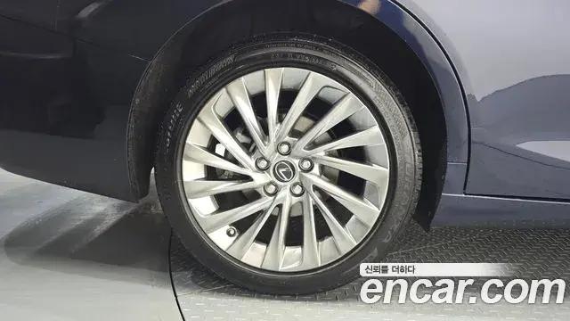 Lexus ES300h 2023 — ფოტო 28/33