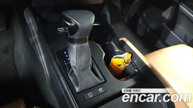 Lexus ES300h 2023 — ფოტო 27/33