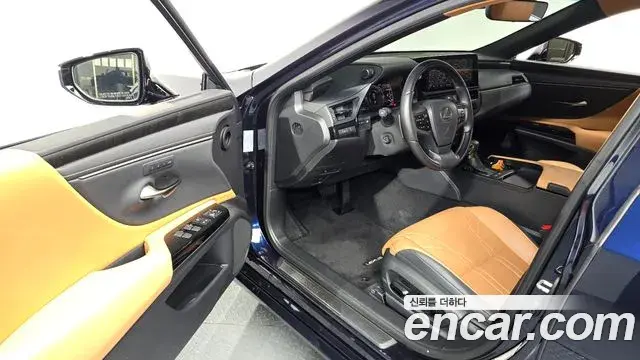 Lexus ES300h 2023 — ფოტო 1/33
