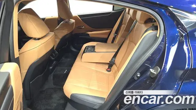 Lexus ES300h 2023 — ფოტო 29/33