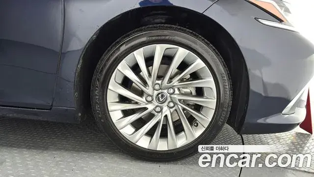 Lexus ES300h 2023 — ფოტო 26/33