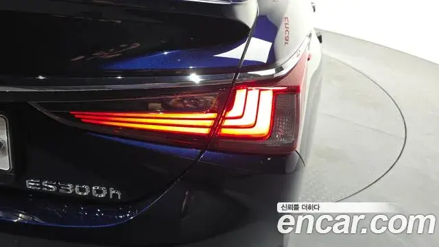 Lexus ES300h 2023 — ფოტო 4/33