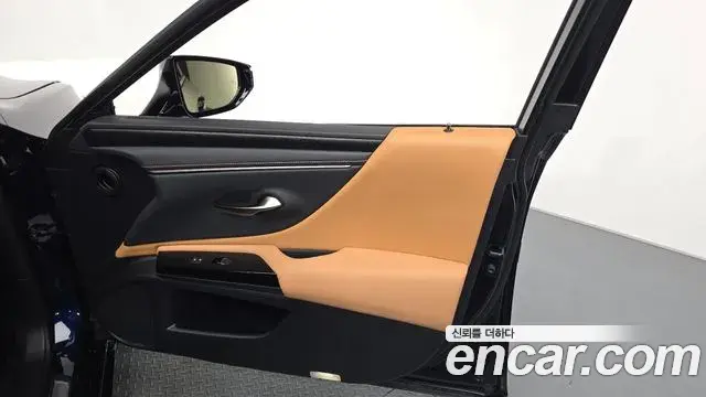 Lexus ES300h 2023 — ფოტო 8/33