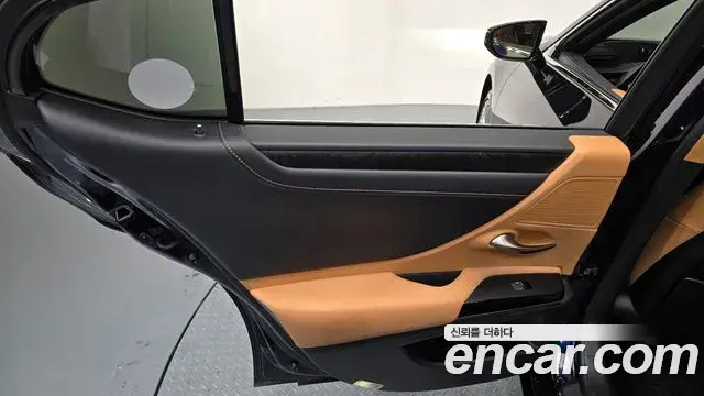Lexus ES300h 2023 — ფოტო 7/33
