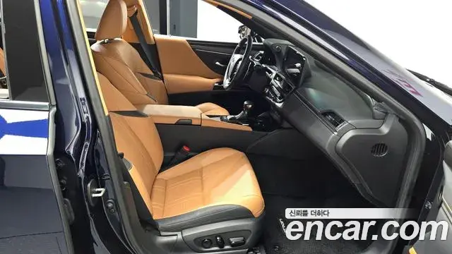 Lexus ES300h 2023 — ფოტო 12/33