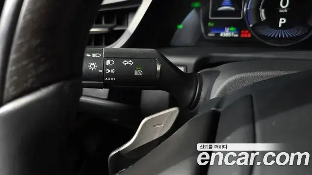 Lexus ES300h 2023 — ფოტო 21/33