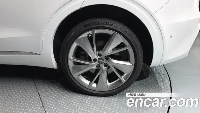 Genesis GV70 2021 — Photo 28/37
