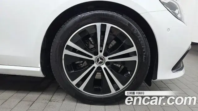 Mercedes-Benz E-Class 2022 — Şəkil 29/30