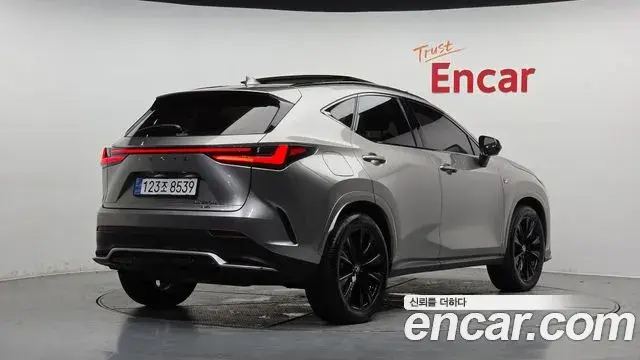 Lexus NX450h+ 2024 — Фото 1/20