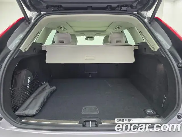 Volvo XC60 2025 — ფოტო 19/20