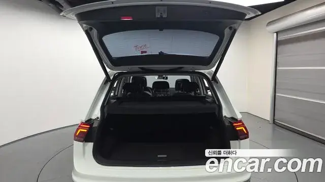 Volkswagen Tiguan 2023 — ფოტო 27/31
