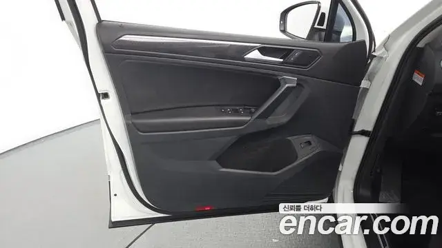 Volkswagen Tiguan 2023 — ფოტო 8/31