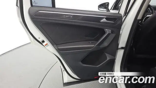 Volkswagen Tiguan 2023 — ფოტო 18/31