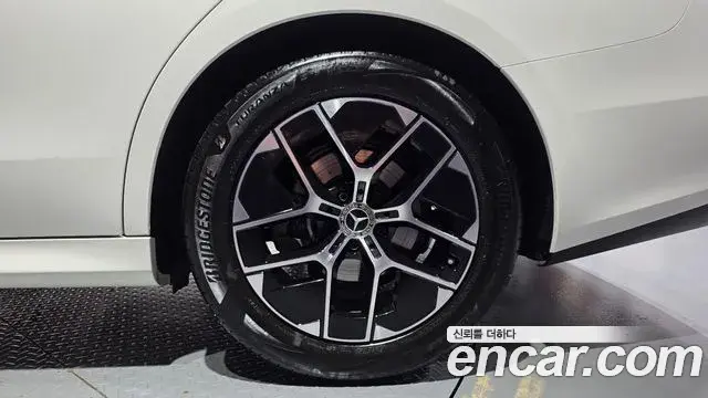 Mercedes-Benz E-Class 2025 — ფოტო 20/30