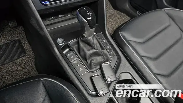 Volkswagen Tiguan 2021 — ფოტო 5/32