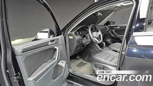 Volkswagen Tiguan 2021 — ფოტო 26/32