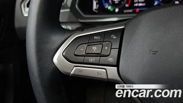 Volkswagen Tiguan 2021 — ფოტო 8/32