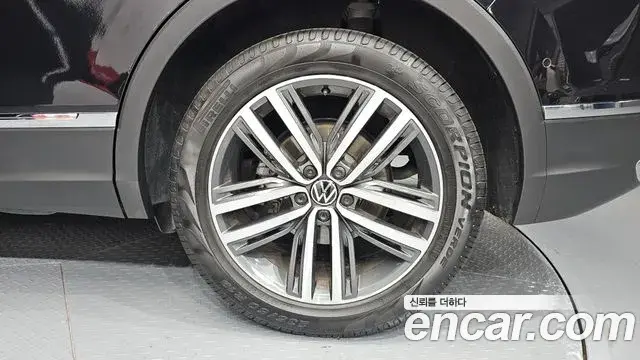 Volkswagen Tiguan 2021 — ფოტო 12/32