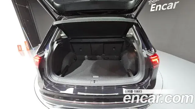 Volkswagen Tiguan 2021 — ფოტო 28/32