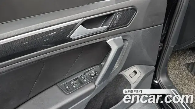 Volkswagen Tiguan 2021 — ფოტო 25/32