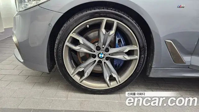 BMW 5 Series 2018 — ფოტო 28/31
