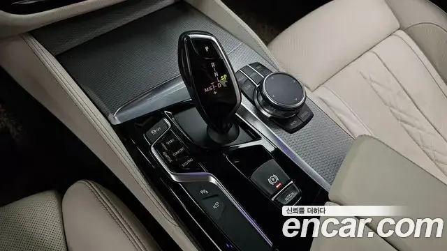 BMW 5 Series 2018 — ფოტო 12/31
