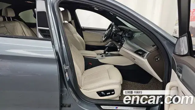 BMW 5 Series 2018 — ფოტო 17/31