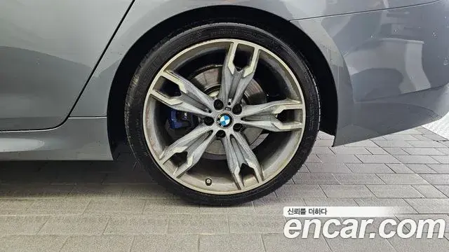 BMW 5 Series 2018 — ფოტო 30/31