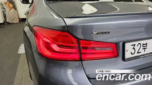 BMW 5 Series 2018 — ფოტო 27/31