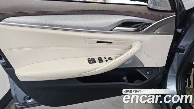 BMW 5 Series 2018 — ფოტო 2/31